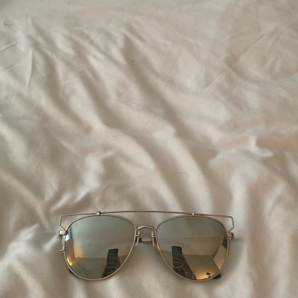 Reflective aviator sunglasses